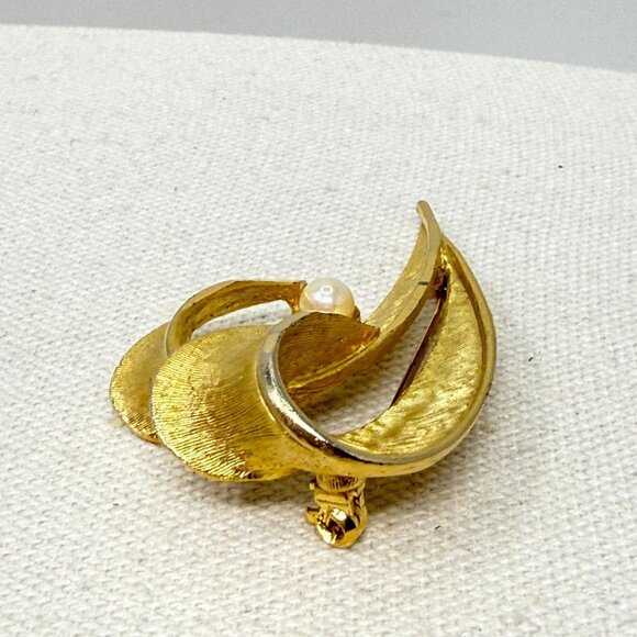 BSK Vintage Brooch MCM Mid-Century Classic Gold-Tone Faux‎ Pearl Signed - Picture 5 of 9